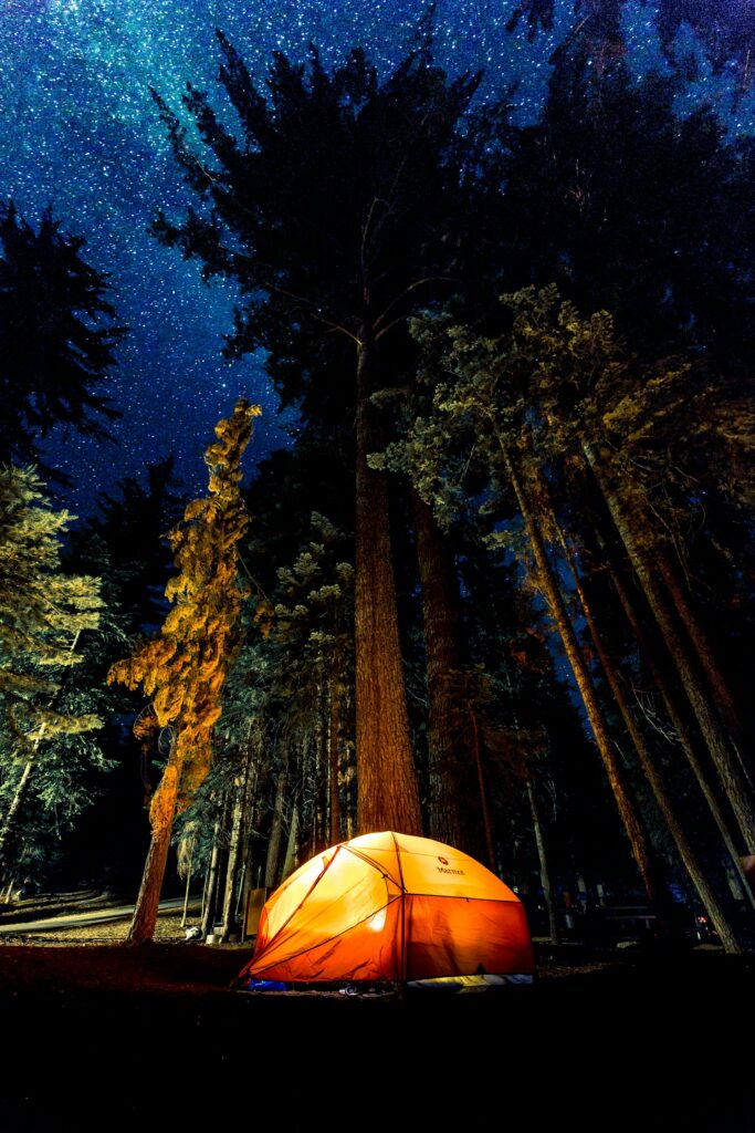 acampamento sob céu estrelado