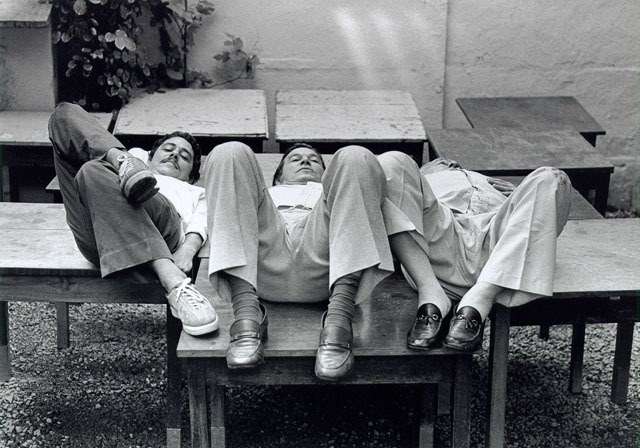 Fotografia e cultura - Chico Buarque, Tom Jobim and Vinícius de Moraes lying on the tables of a steakhouse, in 1979 - Evandro Teixeira