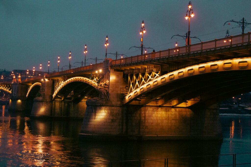 ponte ao anoitecer