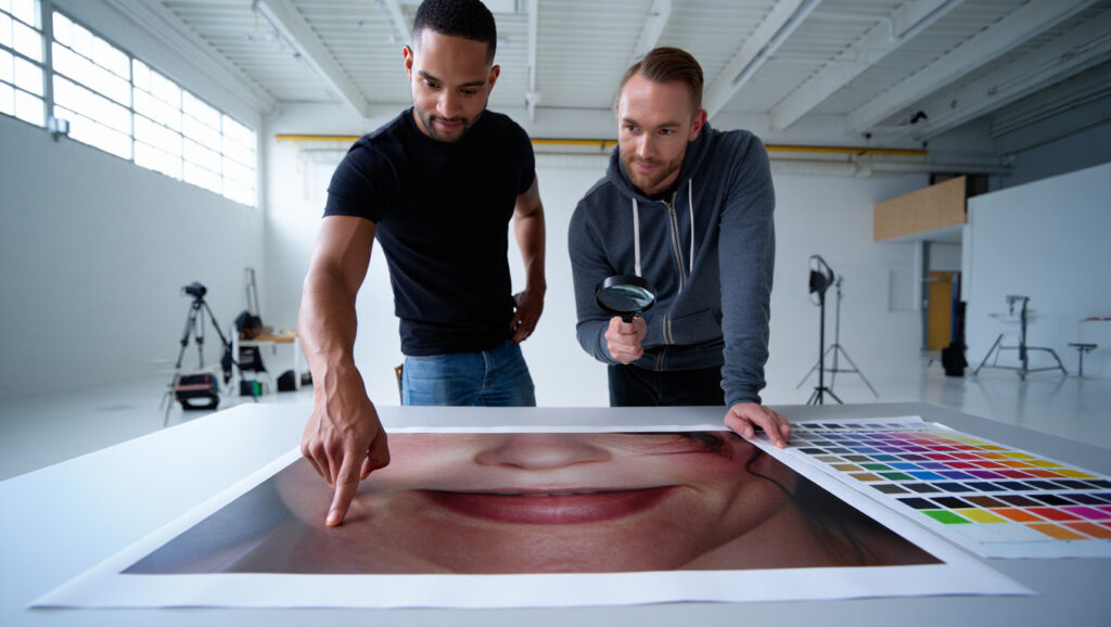 2 fotografos olhando uma imagem